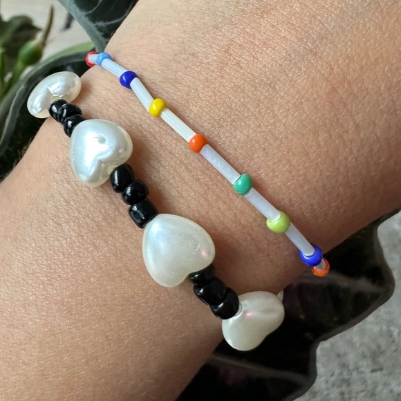Heart bracelet, set of 2 beaded bracelets, stacking bracelets, 90s bracelets - Picture 1 of 2